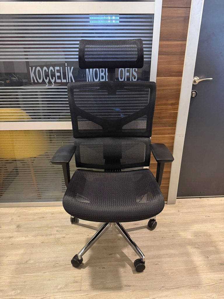 Makam ve Ofis Çalışma Koltukları – Konfor ve Verimlilik Konfor ve Ergonomi ile Gelen Başarı Makam ve ofis çalışma koltukları, ofis ortamında geçirilen saatlerin uzunluğu göz önünde bulundurulduğunda, doğru çalışma koltuğu seçimi büyük önem taşır. Özellikle yönetici pozisyonlarında tercih edilen makam koltukları, yalnızca ergonomik değil, aynı zamanda prestijli bir görünüm sunmalıdır. Doğru bir makam koltuğu, hem konfor sağlar hem de liderlik duruşunu yansıtır. Makam Koltukları, yöneticilerin ve üst düzey yönetim pozisyonundaki kişilerin ofis ya da çalışma ortamlarında konforlu bir şekilde çalışma sağlayan önemli mobilyalardan birisidir. Ofis Koltuklarının Kullanım Alanları Ofis koltukları, sadece ofislerde değil; günümüzde birçok farklı alanda konfor, verimlilik ve estetik açısından tercih edilmektedir. İşte ofis koltuklarının yaygın kullanım alanları: Kurumsal Ofisler Çalışanların uzun saatler boyunca konforlu ve sağlıklı bir şekilde çalışabilmesi için ergonomik ofis koltukları kullanılır. Ev Ofisleri Home office çalışanları, üretkenliği artırmak ve bel-boyun sağlığını korumak için ofis koltuklarına ihtiyaç duyar. Toplantı Odaları Şirket içi toplantılar veya müşteri görüşmeleri sırasında konforlu ve prestijli koltuklar tercih edilir. Bekleme Alanları Doktor muayenehaneleri, şirket resepsiyonları, danışma alanlarında misafirlerin beklerken rahat etmesi için şık ve konforlu koltuklar kullanılır. Call Center ve Operasyon Merkezleri Uzun süreli oturmanın yaygın olduğu bu yerlerde, bel destekli, döner ve yükseklik ayarlı ofis koltukları tercih edilir. Kütüphaneler ve Okuma Salonları Öğrenciler ve araştırmacılar için uzun süreli oturumlara uygun ergonomik koltuklar gereklidir. Kamu Kurumları Nüfus müdürlüğü, belediyeler gibi resmi kurumlarda hem personel hem de ziyaretçiler için kullanılır. Atölyeler ve Tasarım Stüdyoları Grafik tasarımcılar, mühendisler ve mimarlar için ayarlanabilir ve döner ofis koltukları tercih edilir. Ofis Koltuğu Seçerken Nelere Dikkat Etmeli? Ergonomi: Çalışma süresi boyunca beden sağlığını korumak için bel destekli, sırt yapısına uygun ve yüksekliği ayarlanabilir modeller tercih edilmelidir. Malzeme Kalitesi: Gerçek deri ya da yüksek kaliteli suni deri, uzun ömür ve şıklık sunar. Aynı zamanda hava alabilen kumaşlar da konfor açısından tercih edilebilir. Tekerlek ve Dönüş Kabiliyeti: 360 derece dönebilen ve sessiz tekerlek sistemi, hareket özgürlüğü sağlar. Tasarım: Modern, klasik veya minimal tasarımlarla ofis dekorasyonunu tamamlayacak bir koltuk, mekanın genel havasını pozitif etkiler. Makam koltukları, yöneticilerin ofislerinde kendilerini rahat ve güçlü hissetmelerini sağlar. Geniş oturma alanı, kaliteli dikiş detayları ve lüks malzemelerle donatılmış koltuklar, iş dünyasında fark yaratmanın ilk adımıdır. Ofis Çalışma Koltuklarında Trendler Günümüzde ofis mobilyalarında sade ama işlevsel tasarımlar öne çıkıyor. Fonksiyonellik kadar görselliğe de önem veren yeni nesil koltuklar, hem ergonomiyi hem de estetiği bir araya getiriyor. Ayrıca sürdürülebilir malzemelerle üretilmiş modeller, çevre bilinci yüksek firmaların ilk tercihi haline gelmiştir. Doğru Koltuk, Verimli Çalışma İster yönetici olun ister ekip çalışanı, doğru ofis koltuğu seçimi iş verimliliğinizin artmasına doğrudan etki eder. Hem sağlığınızı korumak hem de iş yerinde estetik bir görüntü yakalamak için kaliteli bir makam veya ofis koltuğu seçmek büyük önem taşır. Bel Destekli Ortopedik Çalışma Koltuğu