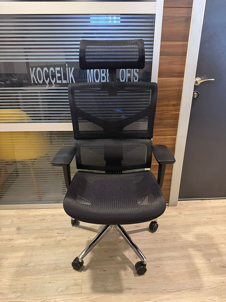 Makam ve Ofis Çalışma Koltukları – Konfor ve Verimlilik Konfor ve Ergonomi ile Gelen Başarı Makam ve ofis çalışma koltukları, ofis ortamında geçirilen saatlerin uzunluğu göz önünde bulundurulduğunda, doğru çalışma koltuğu seçimi büyük önem taşır. Özellikle yönetici pozisyonlarında tercih edilen makam koltukları, yalnızca ergonomik değil, aynı zamanda prestijli bir görünüm sunmalıdır. Doğru bir makam koltuğu, hem konfor sağlar hem de liderlik duruşunu yansıtır. Makam Koltukları, yöneticilerin ve üst düzey yönetim pozisyonundaki kişilerin ofis ya da çalışma ortamlarında konforlu bir şekilde çalışma sağlayan önemli mobilyalardan birisidir. Ofis Koltuklarının Kullanım Alanları Ofis koltukları, sadece ofislerde değil; günümüzde birçok farklı alanda konfor, verimlilik ve estetik açısından tercih edilmektedir. İşte ofis koltuklarının yaygın kullanım alanları: Kurumsal Ofisler Çalışanların uzun saatler boyunca konforlu ve sağlıklı bir şekilde çalışabilmesi için ergonomik ofis koltukları kullanılır. Ev Ofisleri Home office çalışanları, üretkenliği artırmak ve bel-boyun sağlığını korumak için ofis koltuklarına ihtiyaç duyar. Toplantı Odaları Şirket içi toplantılar veya müşteri görüşmeleri sırasında konforlu ve prestijli koltuklar tercih edilir. Bekleme Alanları Doktor muayenehaneleri, şirket resepsiyonları, danışma alanlarında misafirlerin beklerken rahat etmesi için şık ve konforlu koltuklar kullanılır. Call Center ve Operasyon Merkezleri Uzun süreli oturmanın yaygın olduğu bu yerlerde, bel destekli, döner ve yükseklik ayarlı ofis koltukları tercih edilir. Kütüphaneler ve Okuma Salonları Öğrenciler ve araştırmacılar için uzun süreli oturumlara uygun ergonomik koltuklar gereklidir. Kamu Kurumları Nüfus müdürlüğü, belediyeler gibi resmi kurumlarda hem personel hem de ziyaretçiler için kullanılır. Atölyeler ve Tasarım Stüdyoları Grafik tasarımcılar, mühendisler ve mimarlar için ayarlanabilir ve döner ofis koltukları tercih edilir. Ofis Koltuğu Seçerken Nelere Dikkat Etmeli? Ergonomi: Çalışma süresi boyunca beden sağlığını korumak için bel destekli, sırt yapısına uygun ve yüksekliği ayarlanabilir modeller tercih edilmelidir. Malzeme Kalitesi: Gerçek deri ya da yüksek kaliteli suni deri, uzun ömür ve şıklık sunar. Aynı zamanda hava alabilen kumaşlar da konfor açısından tercih edilebilir. Tekerlek ve Dönüş Kabiliyeti: 360 derece dönebilen ve sessiz tekerlek sistemi, hareket özgürlüğü sağlar. Tasarım: Modern, klasik veya minimal tasarımlarla ofis dekorasyonunu tamamlayacak bir koltuk, mekanın genel havasını pozitif etkiler. Makam koltukları, yöneticilerin ofislerinde kendilerini rahat ve güçlü hissetmelerini sağlar. Geniş oturma alanı, kaliteli dikiş detayları ve lüks malzemelerle donatılmış koltuklar, iş dünyasında fark yaratmanın ilk adımıdır. Ofis Çalışma Koltuklarında Trendler Günümüzde ofis mobilyalarında sade ama işlevsel tasarımlar öne çıkıyor. Fonksiyonellik kadar görselliğe de önem veren yeni nesil koltuklar, hem ergonomiyi hem de estetiği bir araya getiriyor. Ayrıca sürdürülebilir malzemelerle üretilmiş modeller, çevre bilinci yüksek firmaların ilk tercihi haline gelmiştir. Doğru Koltuk, Verimli Çalışma İster yönetici olun ister ekip çalışanı, doğru ofis koltuğu seçimi iş verimliliğinizin artmasına doğrudan etki eder. Hem sağlığınızı korumak hem de iş yerinde estetik bir görüntü yakalamak için kaliteli bir makam veya ofis koltuğu seçmek büyük önem taşır. Bel Destekli Ortopedik Çalışma Koltuğu